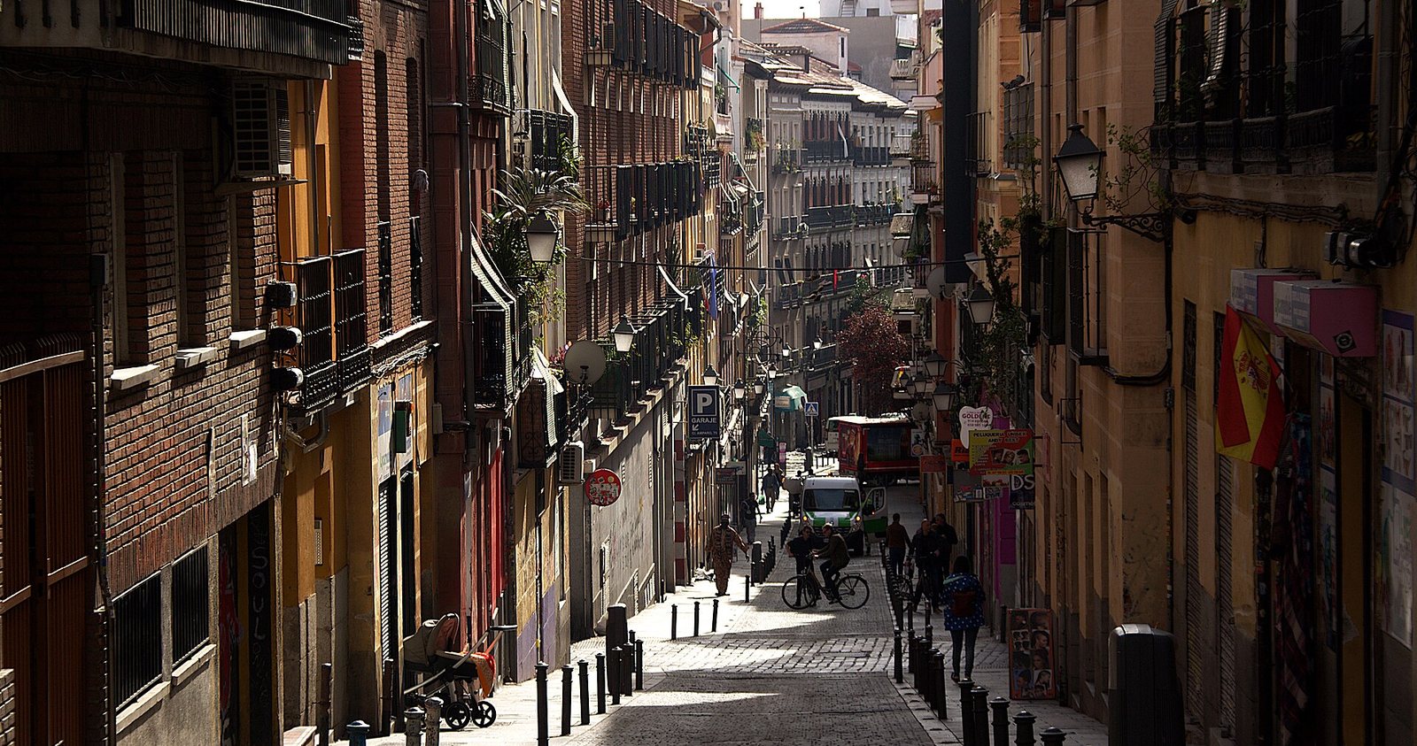 Calle estrecha del barrio de Lavapiés