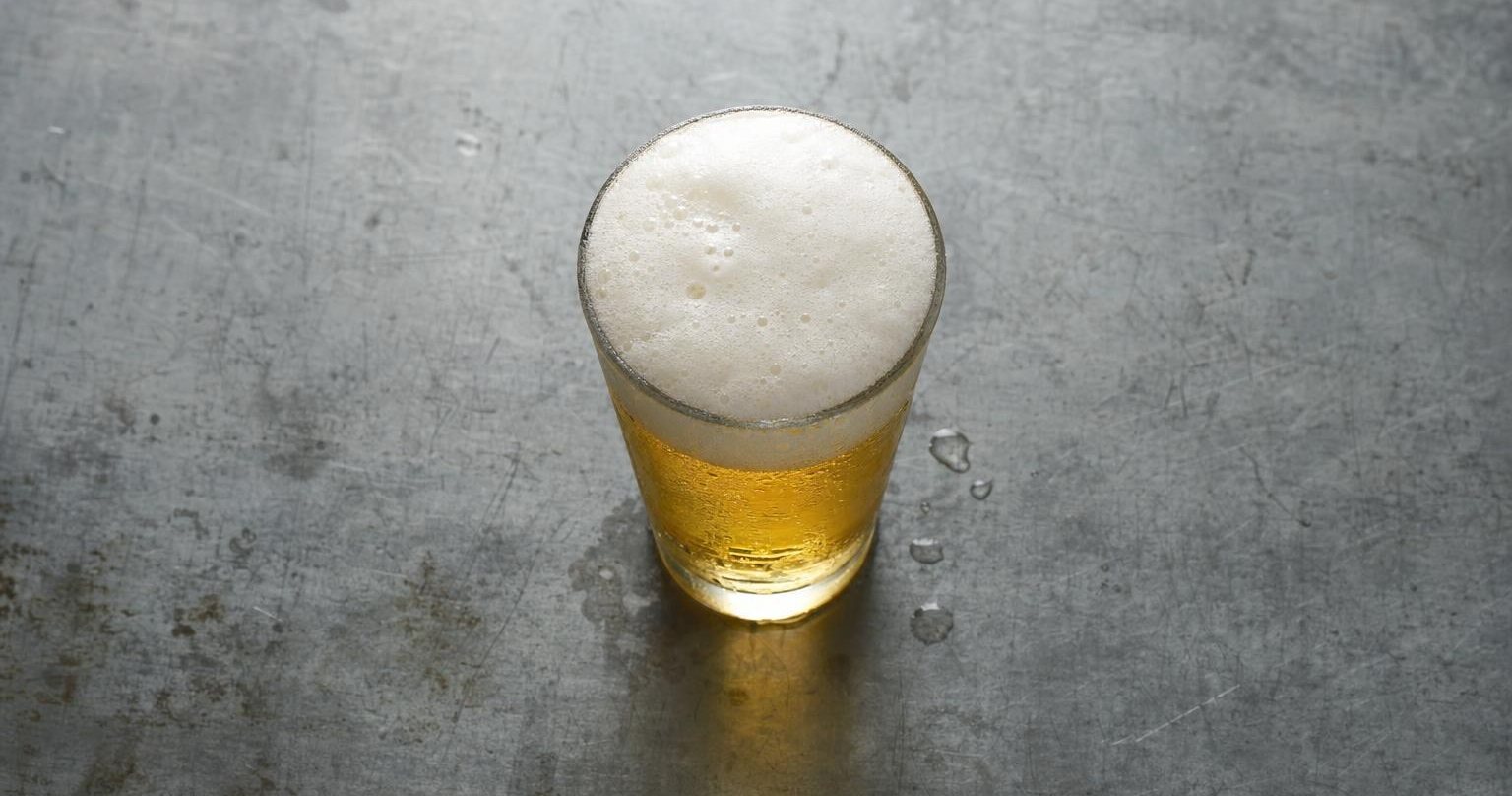 Caña de cerveza bien tirada sobre la barra (imagen generada con AI)