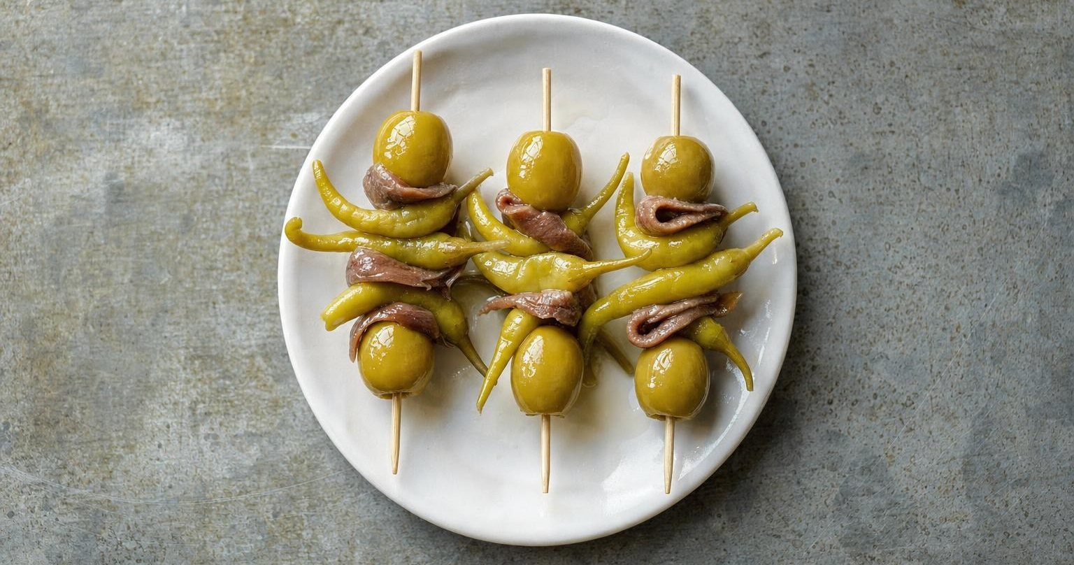 Gildas de aceituna, guindilla y anchoa en palillo (imagen generada con AI)