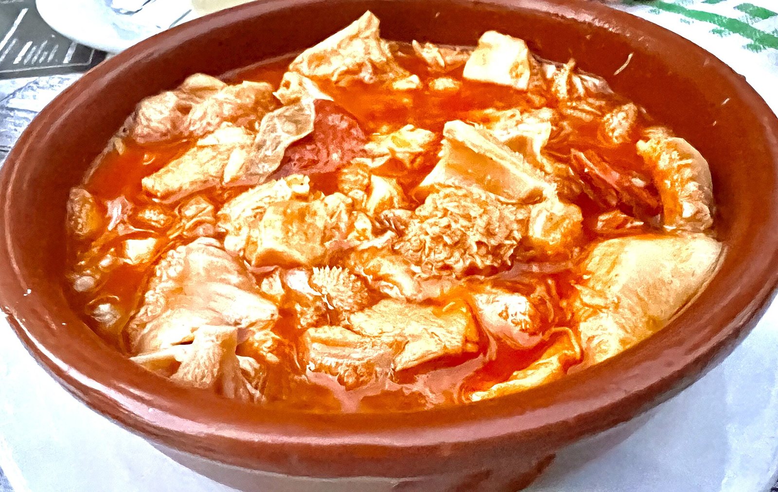 Cazuela de barro con callos a la madrileña en salsa roja de pimentón
