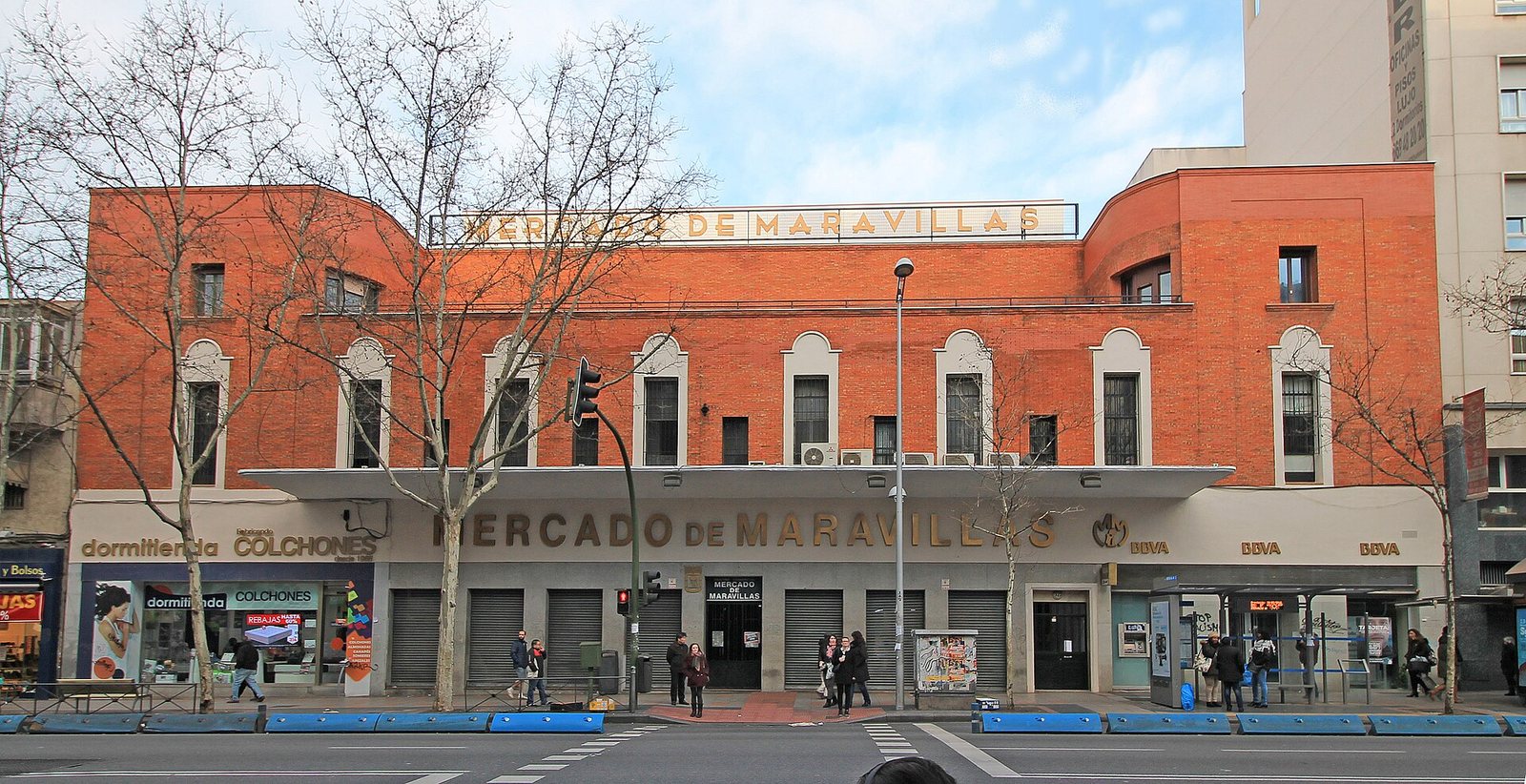 Fachada de ladrillo del Mercado de Maravillas en la calle de Bravo Murillo