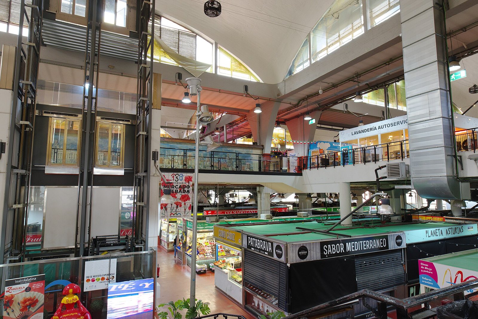 Interior del Mercado de la Cebada con sus puestos y la cubierta abovedada