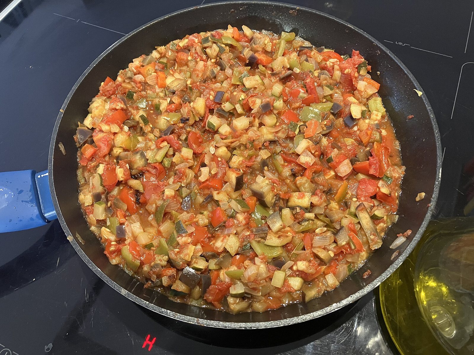 Sartén con pisto manchego de pimiento, tomate, calabacín y berenjena en dados