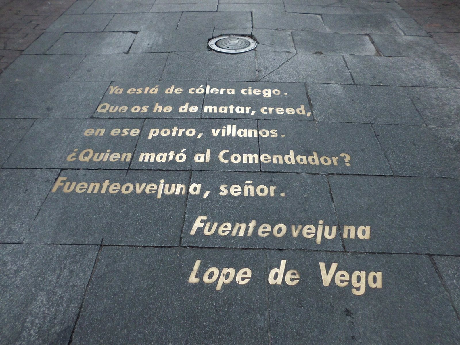 Versos de Fuenteovejuna de Lope de Vega en el suelo de Huertas