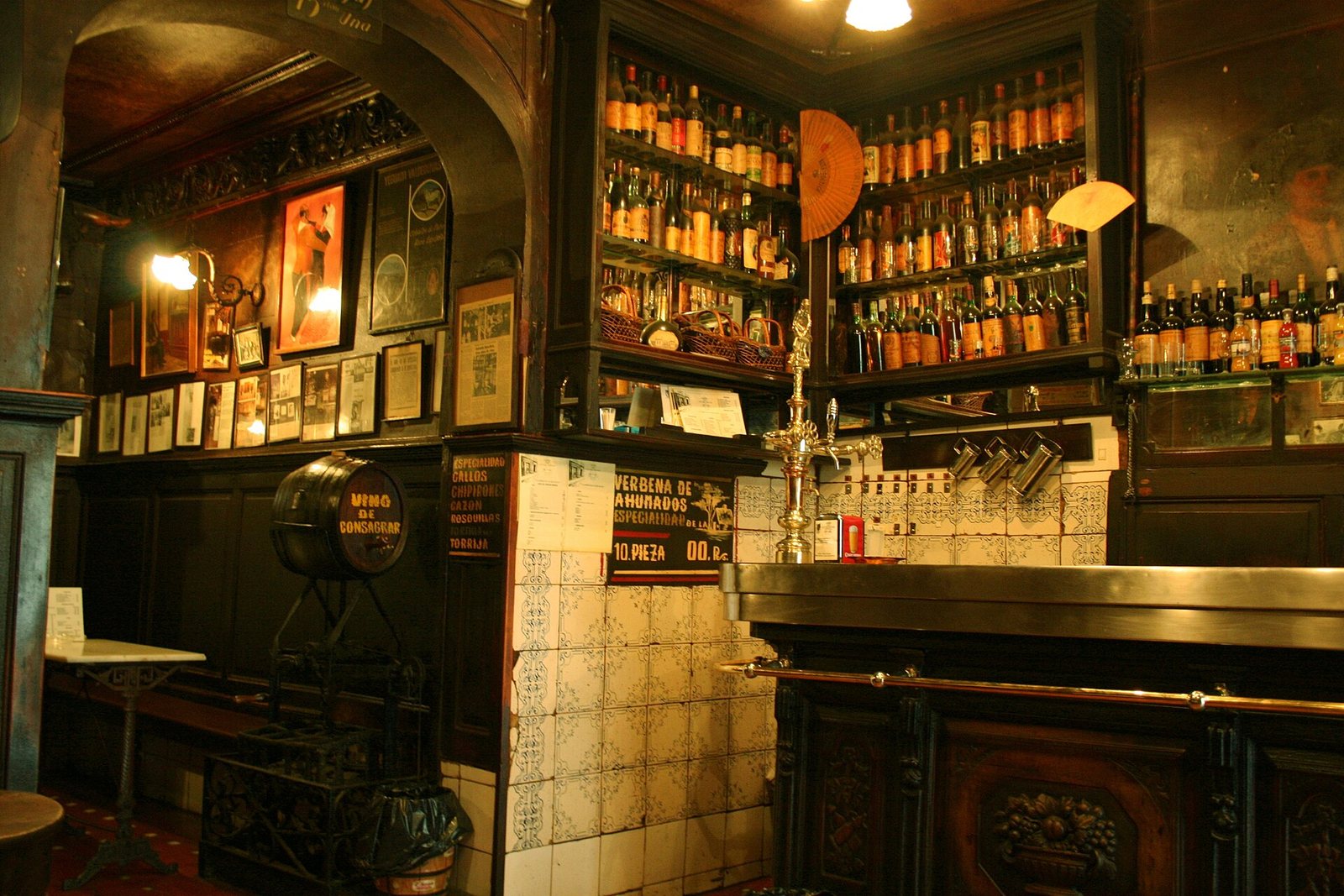 Barra de estaño, botelleros y azulejos en una taberna antigua de Madrid